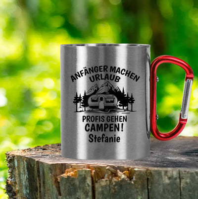 Tasse mit Karabiner "Anfänger machen Urlaub. Profis gehen Campen/Zelten!" personalisiert mit Wunschname