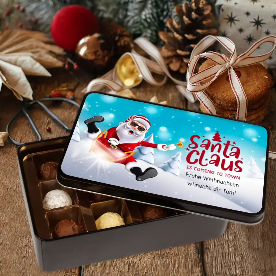 Geschenkdose mit Pralinen personalisiert mit Wunschtext „Santa Claus is coming to Town“