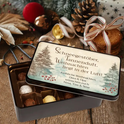 Geschenkdose mit Pralinen personalisiert mit Wunschtext „Schneegestöber Tannenduft Weihnachten liegt in der Luft!“