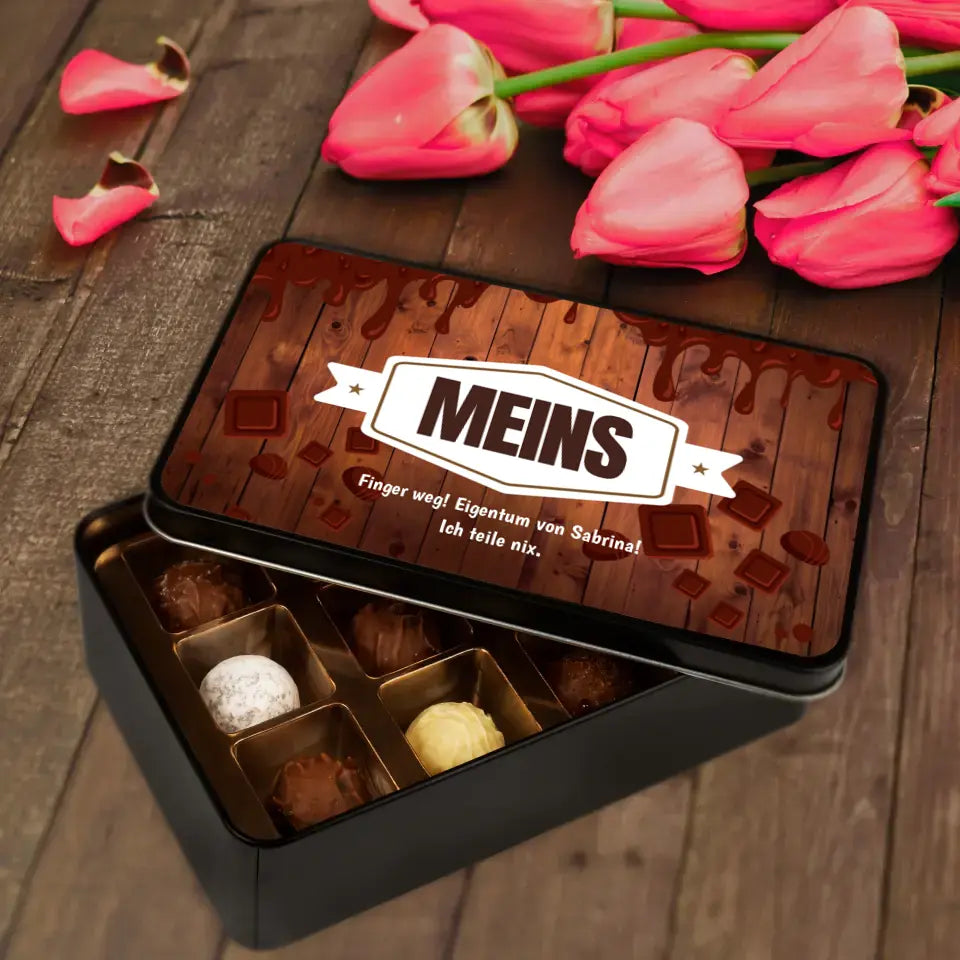 Geschenkdose mit Pralinen personalisiert mit Wunschtext „Meins (Holzkiste)“