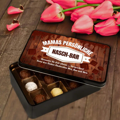 Geschenkdose mit Pralinen personalisiert mit Wunschtext „Mamas persönliche Nasch-Bar“