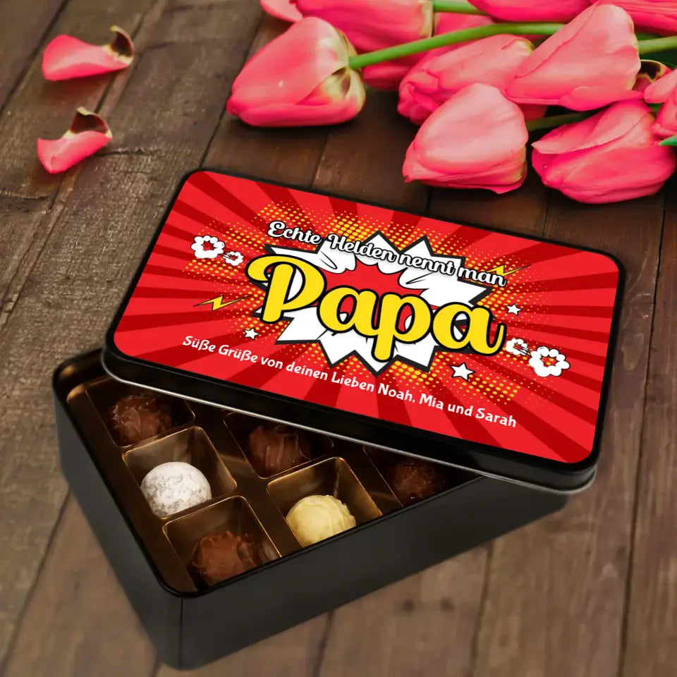 Geschenkdose mit Pralinen personalisiert mit Wunschtext „Echte Helden nennt man Papa (rot)“