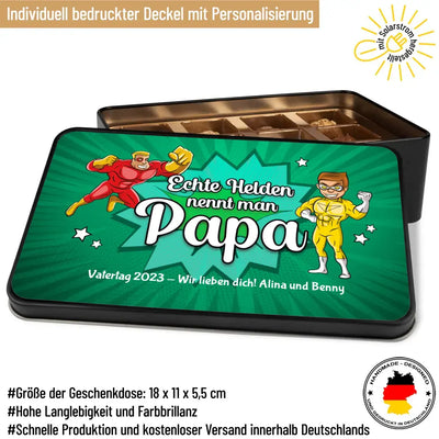 Geschenkdose mit Pralinen personalisiert mit Wunschtext „Echte Helden nennt man Papa (grün)“