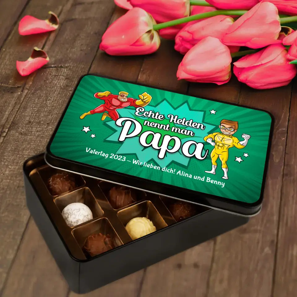 Geschenkdose mit Pralinen personalisiert mit Wunschtext „Echte Helden nennt man Papa (grün)“