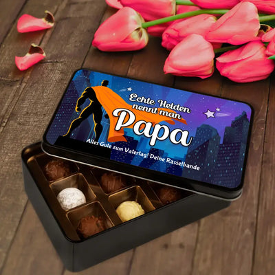 Geschenkdose mit Pralinen personalisiert mit Wunschtext „Echte Helden nennt man Papa (blau)“