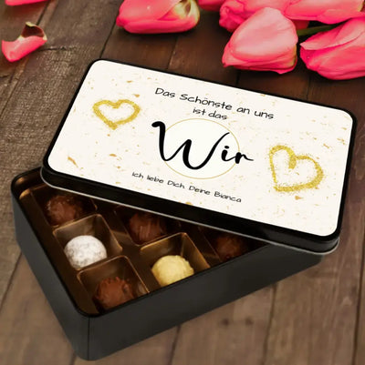 Geschenkdose mit Pralinen personalisiert mit Wunschtext „Das Schönste an uns ist das Wir“