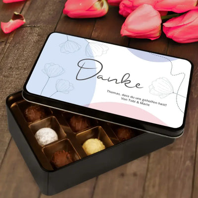 Geschenkdose mit Pralinen personalisiert mit Wunschtext „Danke“ hellblau-rosa