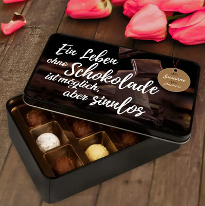 Geschenkdose mit Pralinen personalisiert mit Namen „Ein Leben ohne Schokolade ist möglich, aber sinnlos“
