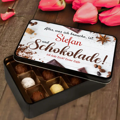 Geschenkdose mit Pralinen personalisiert mit Name + Wunschtext „Alles, was ich brauche, ist Name und Schokolade“