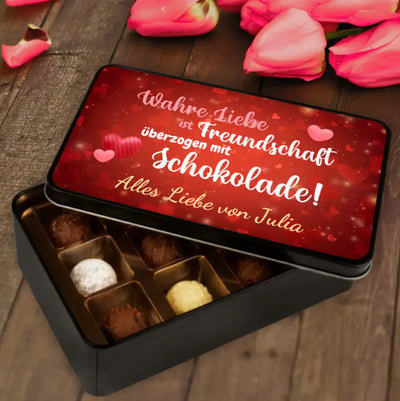 Geschenkdose mit Pralinen personalisiert mit Wunschtext „Wahre Liebe ist Freundschaft überzogen mit Schokolade“