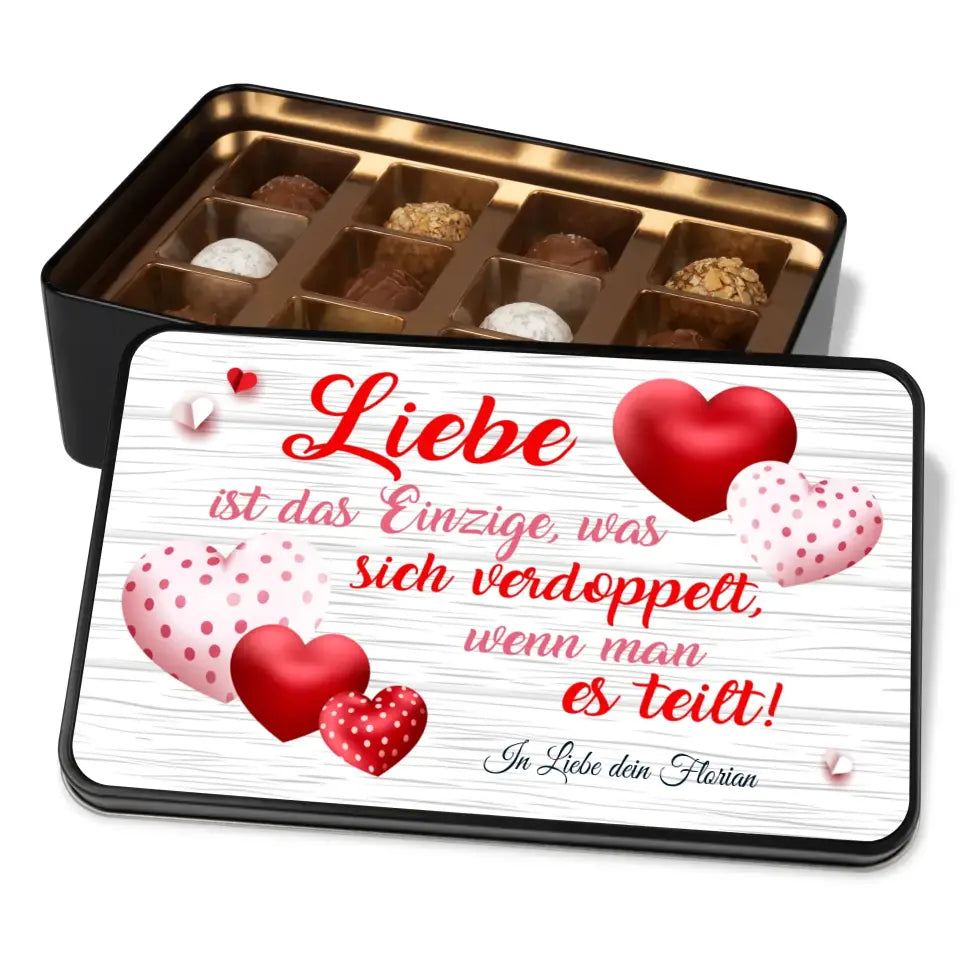 Geschenkdose mit Pralinen personalisiert mit Namen und Wunschtext „Liebe ist das Einzige, was sich verdoppelt, wenn man es teilt“