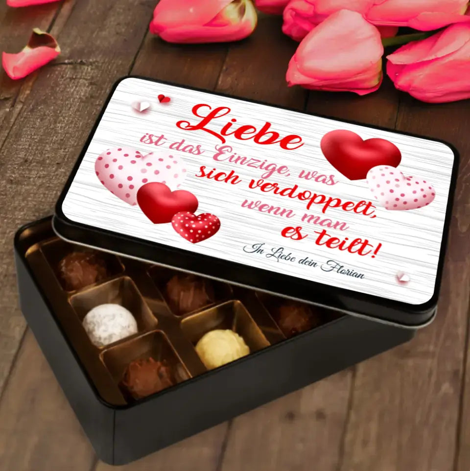 Geschenkdose mit Pralinen personalisiert mit Namen und Wunschtext „Liebe ist das Einzige, was sich verdoppelt, wenn man es teilt“
