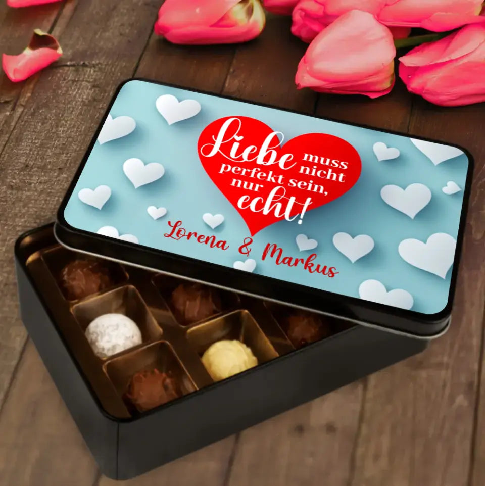 Geschenkdose mit Pralinen personalisiert „Liebe muss nicht perfekt sein, nur echt!" mit Wunschtext