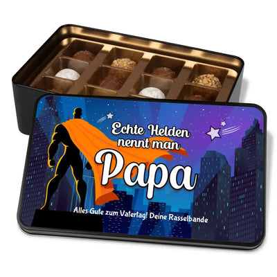 Geschenkdose mit Pralinen personalisiert mit Wunschtext „Echte Helden nennt man Papa (blau)“