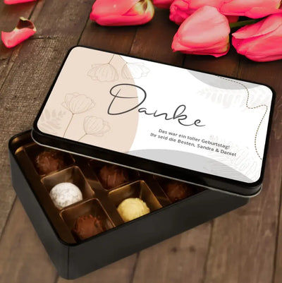 Geschenkdose mit Pralinen personalisiert mit Wunschtext „Danke“ beige