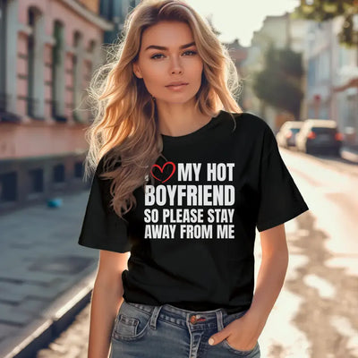 T-Shirt "I love my hot boyfriend" mit anpassbarem Druck