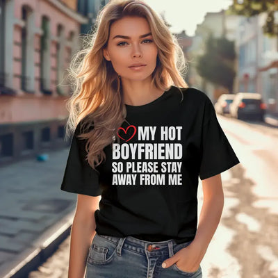 T-Shirt "I love my hot boyfriend" mit anpassbarem Druck