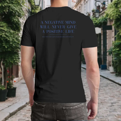 T-Shirt "A negative mind will never give you a positive life" mit anpassbarem Druck