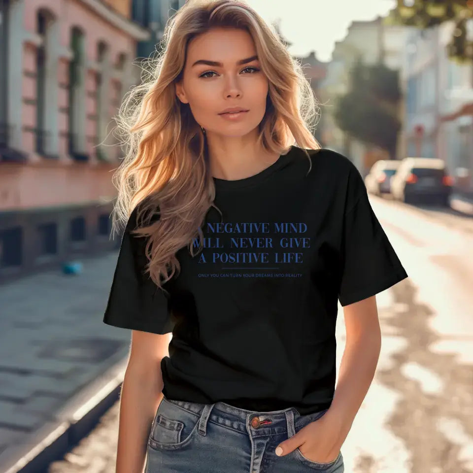 T-Shirt "A negative mind will never give you a positive life" mit anpassbarem Druck