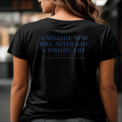 T-Shirt "A negative mind will never give you a positive life" mit anpassbarem Druck