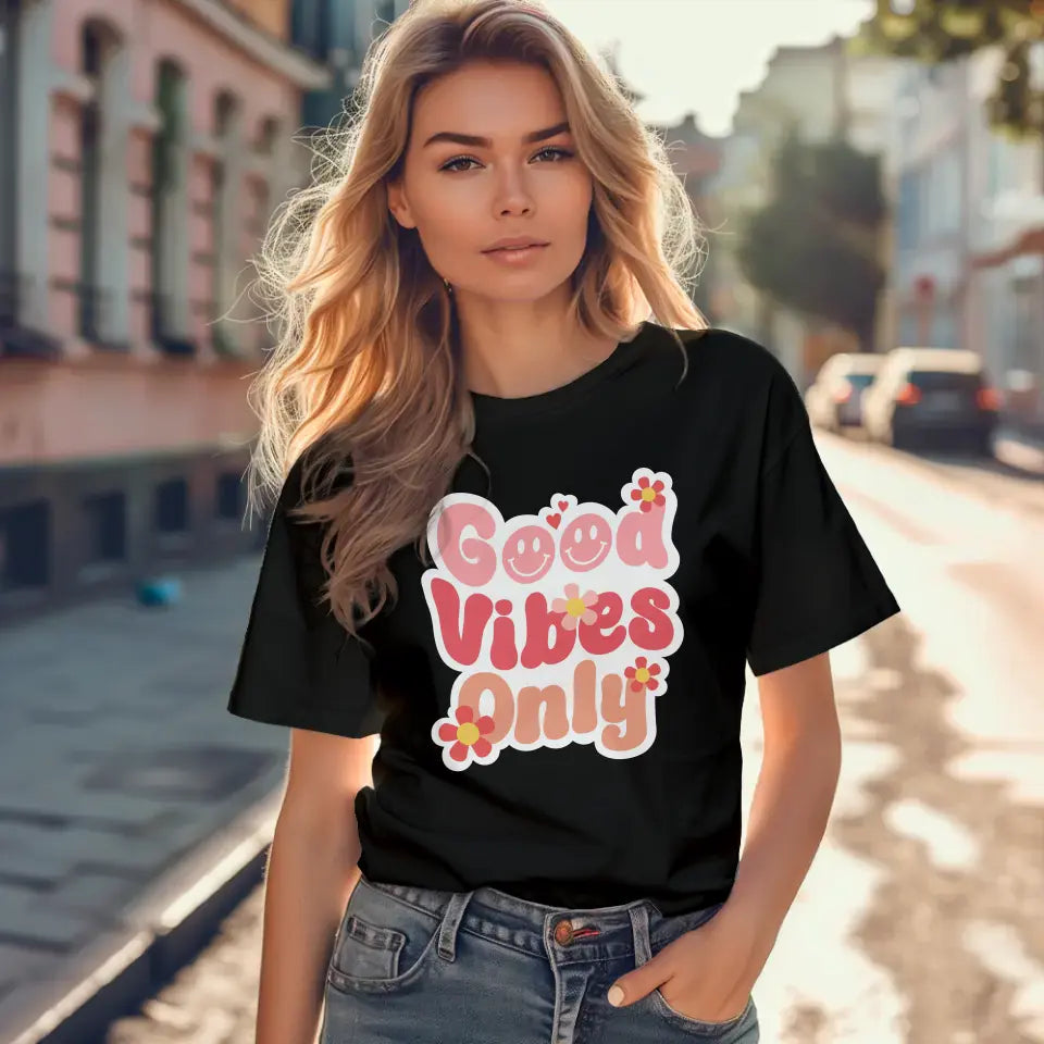 T-Shirt "Good Vibes Only" mit anpassbarem Druck