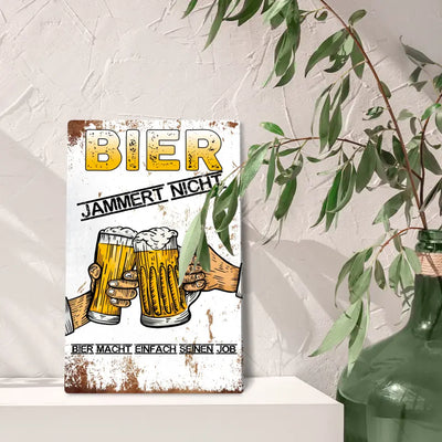 Blechschild "Bier jammert nicht. Bier macht einfach seinen Job."