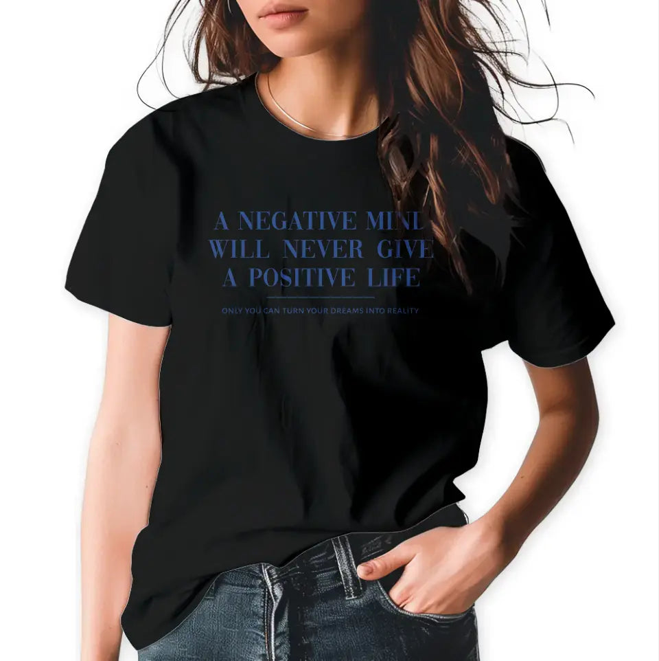 T-Shirt "A negative mind will never give you a positive life" mit anpassbarem Druck