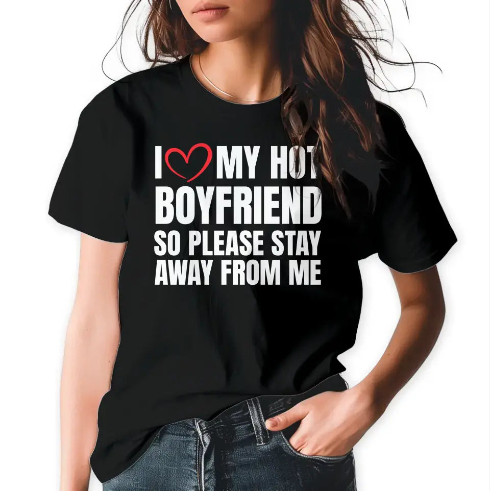 T-Shirt "I love my hot boyfriend" mit anpassbarem Druck