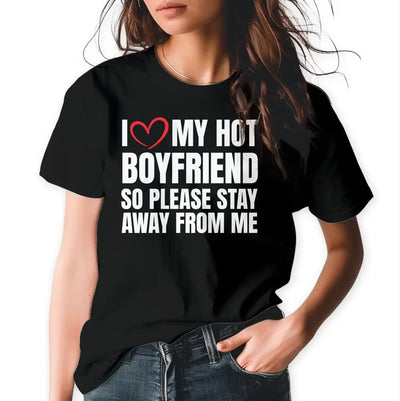 T-Shirt "I love my hot boyfriend" mit anpassbarem Druck