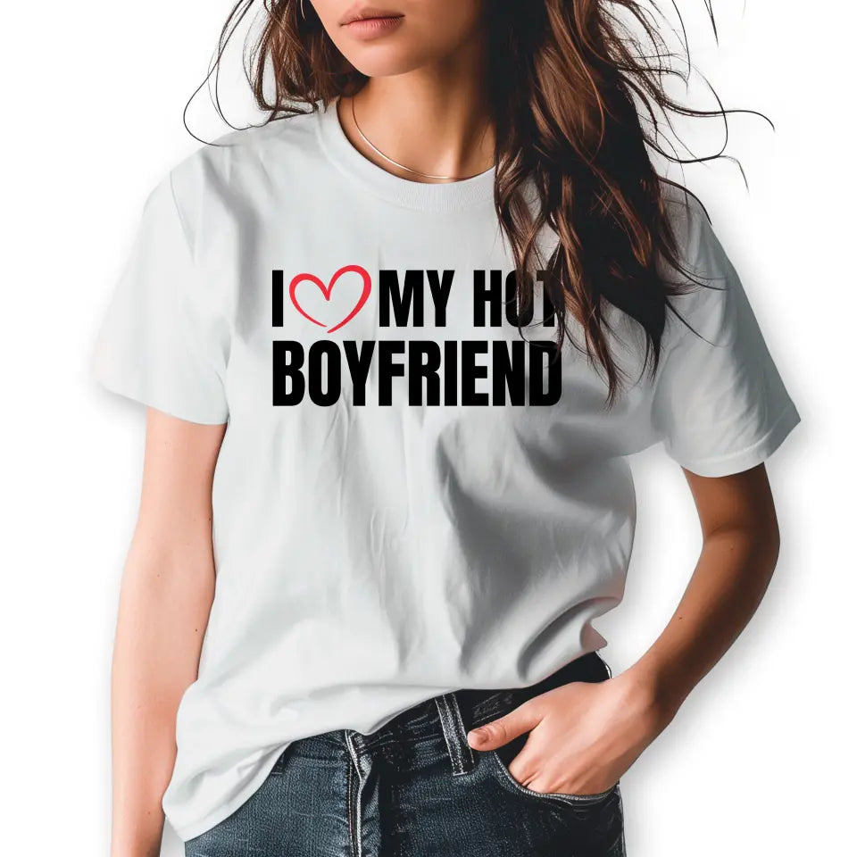 T-Shirt "I love my hot boyfriend" mit anpassbarem Druck