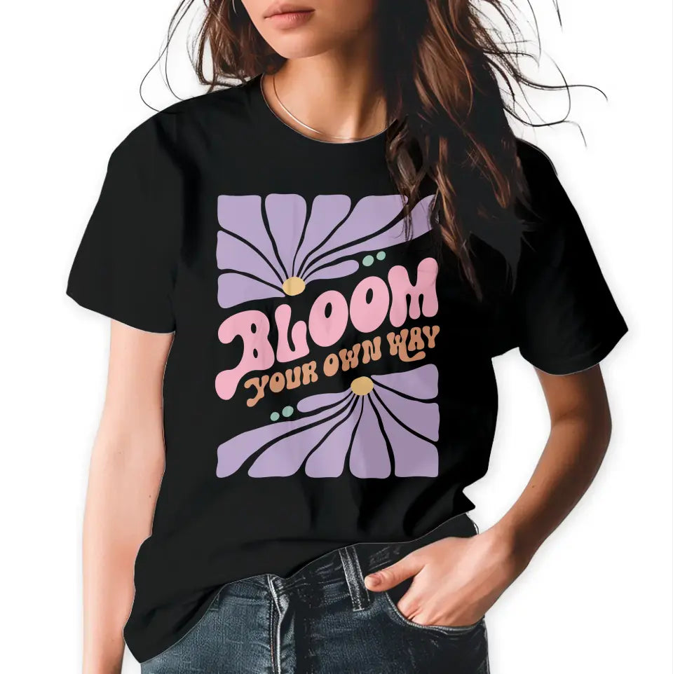 T-Shirt "Bloom your own way" mit anpassbarem Druck