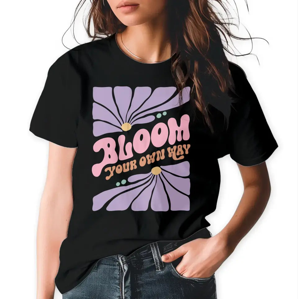 T-Shirt "Bloom your own way" mit anpassbarem Druck