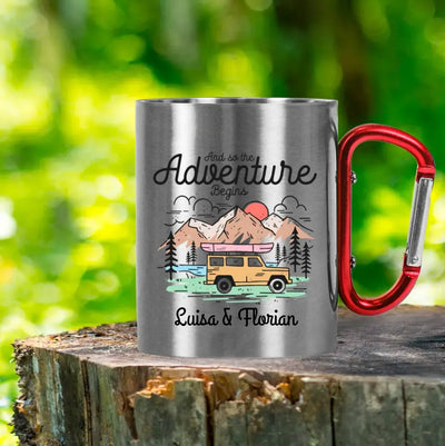 Tasse mit Karabiner "And so the Adventure Begins" mit Wunschtext