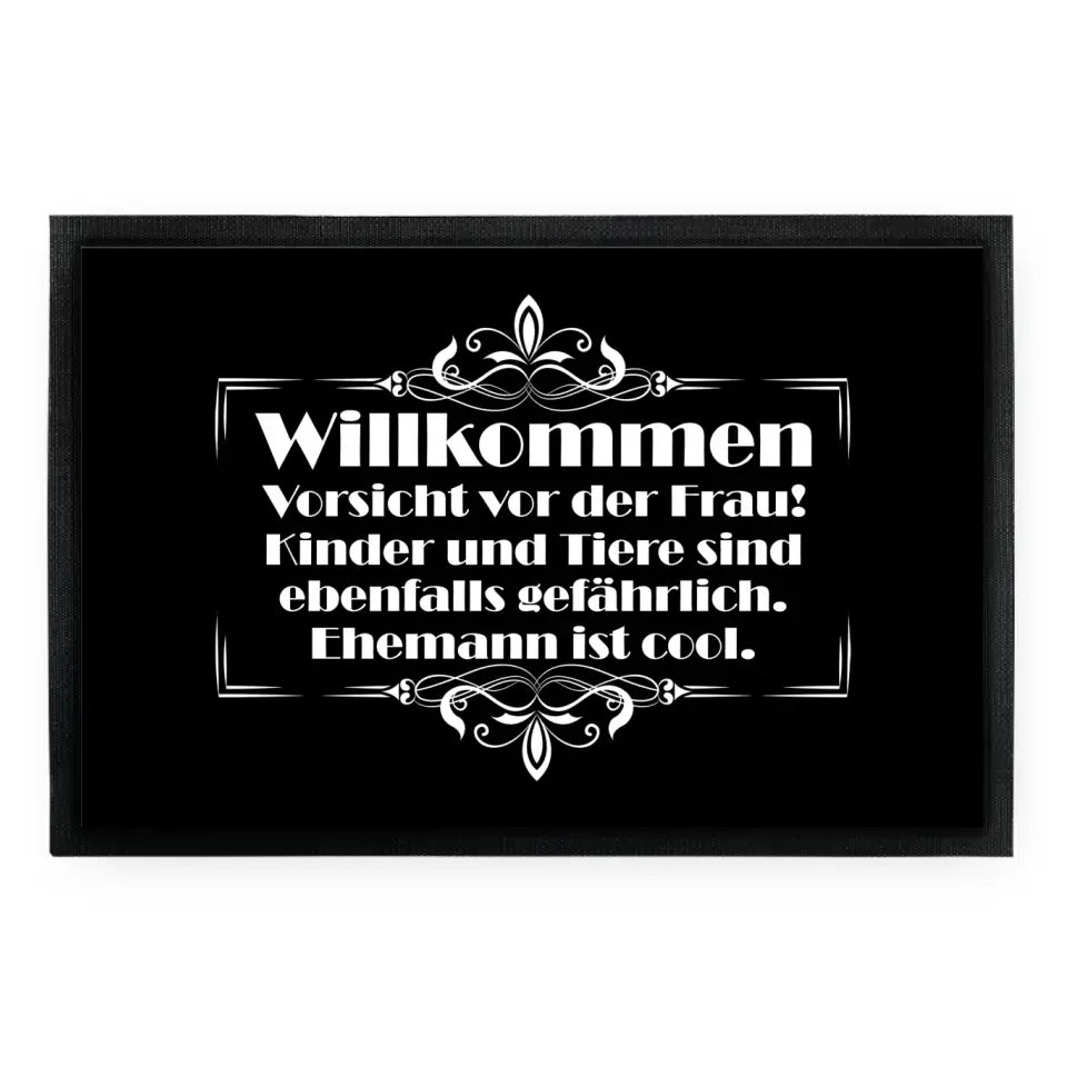 Fußmatte "Willkommen. Vorsicht vor der Frau! Kinder und Tiere sind ebenfalls gefährlich. Ehemann ist cool."