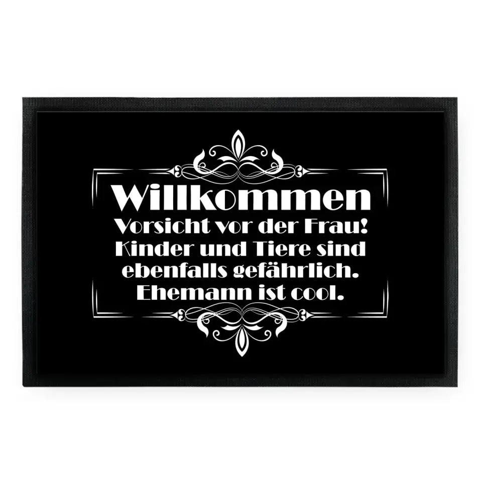 Fußmatte "Willkommen. Vorsicht vor der Frau! Kinder und Tiere sind ebenfalls gefährlich. Ehemann ist cool."