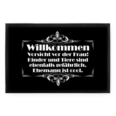 Fußmatte "Willkommen. Vorsicht vor der Frau! Kinder und Tiere sind ebenfalls gefährlich. Ehemann ist cool."