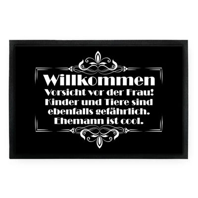 Fußmatte "Willkommen. Vorsicht vor der Frau! Kinder und Tiere sind ebenfalls gefährlich. Ehemann ist cool."