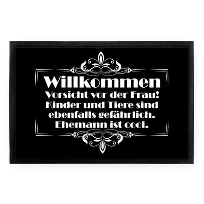 Fußmatte "Willkommen. Vorsicht vor der Frau! Kinder und Tiere sind ebenfalls gefährlich. Ehemann ist cool."